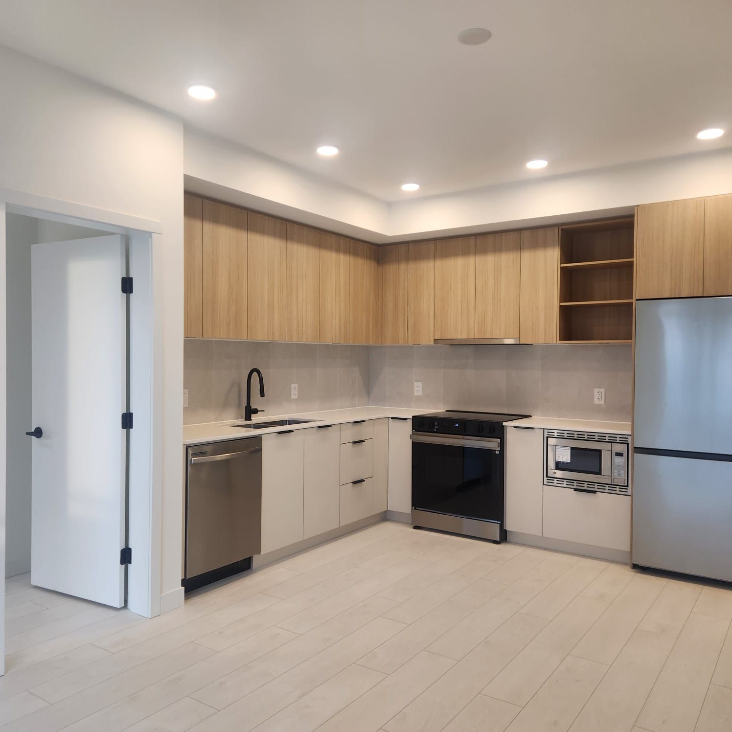 Surrey QUINN Brand New 2 bed 1 bath on top floor