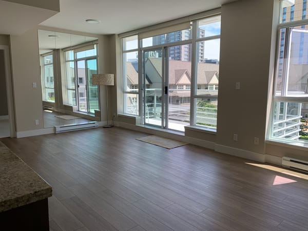 🏡 UBC Stirling House 2bed 2bath + Den beautiful Condo on the 5th floor