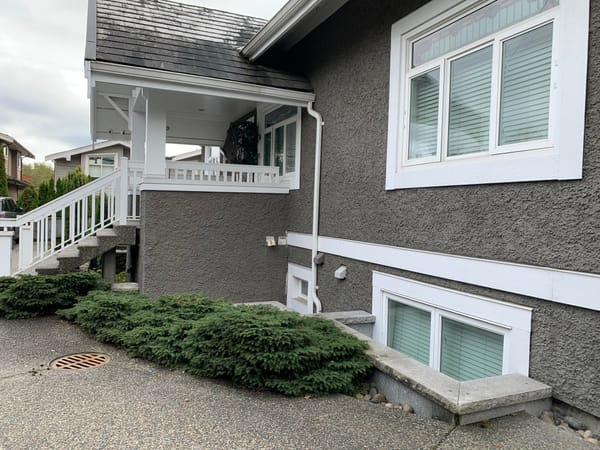 🏡 Burnaby Kingsway by 16th Ave 3bed 1bath Unit in a beautiful House